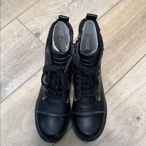 Clarks Collection Black Lace-Up Women's Ankle Boots with Padded Collar